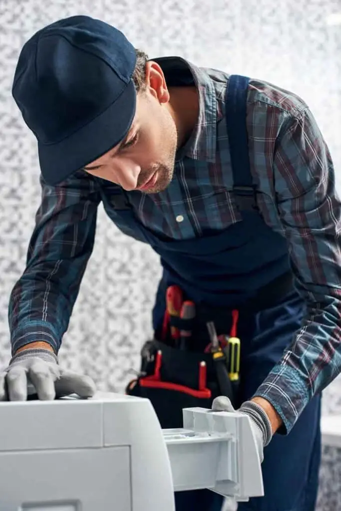 Technicien offrant un forfait dépannage pour la réparation d'électroménagers.