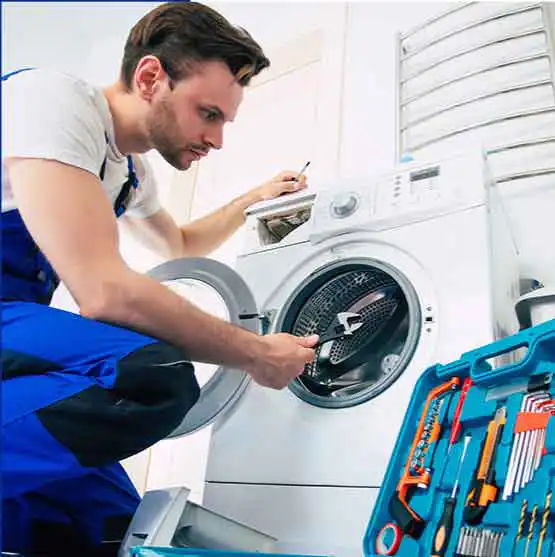 Expert en réparation électroménager en cours d'intérvention